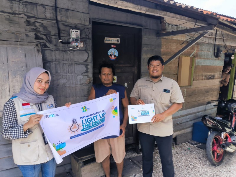 Program Light Up The Dream PLN Terangi 246 Rumah di Kalimantan, Wujudkan Akses Listrik untuk Keluarga Prasejahtera Program Light Up The Dream PLN Terangi 246 Rumah di Kalimantan, Wujudkan Akses Listrik untuk Keluarga Prasejahtera
