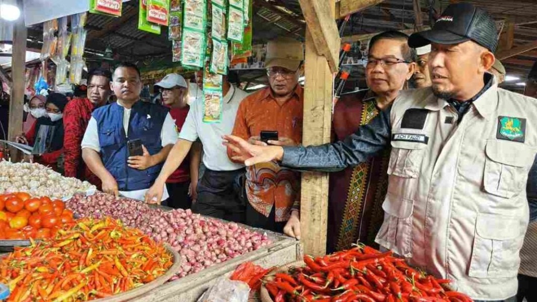Bupati Mahulu Cek Pasar Ujoh Bilang Pastikan Harga Sembako Aman