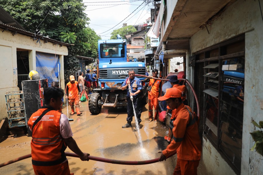 Warga Perumahan The Palm Residence Sibuk Membersihkan Perabotan Pasca Banjir, Aktivitas Kembali Pulih