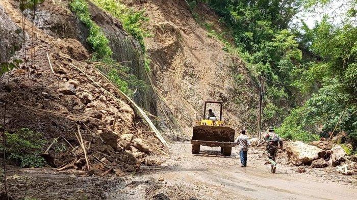 Tanah Longsor Hantam Jalur Utama Ende: Transportasi Detukeli-Maurole Lumpuh Total