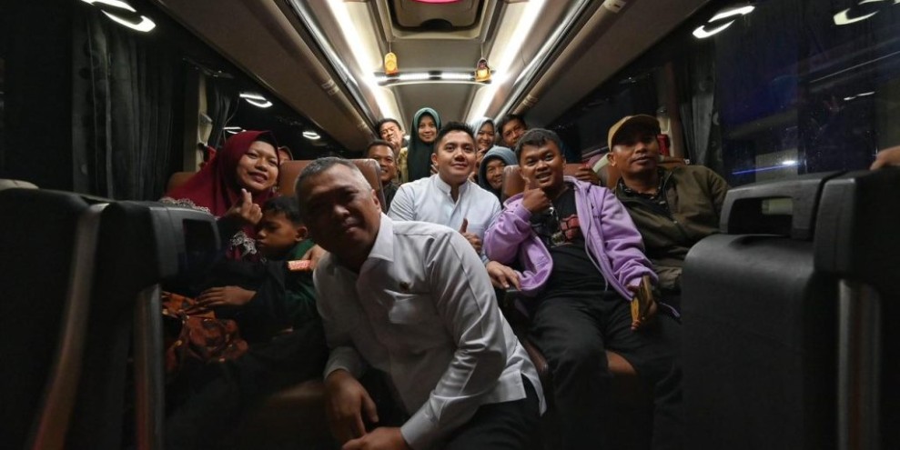 Seskab Teddy Bersama Menhub Pantau Arus Balik di Terminal Pulo Gebang Saat Puncak