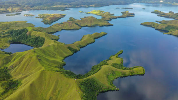 Menikmati Keindahan Danau Sentani dan Aktivitas Seru