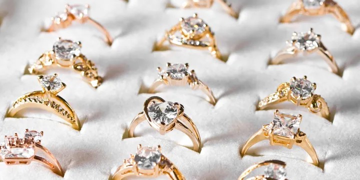 Harga Emas Perhiasan Hari Ini Naik Tipis Sentuh Rp2,367 Juta