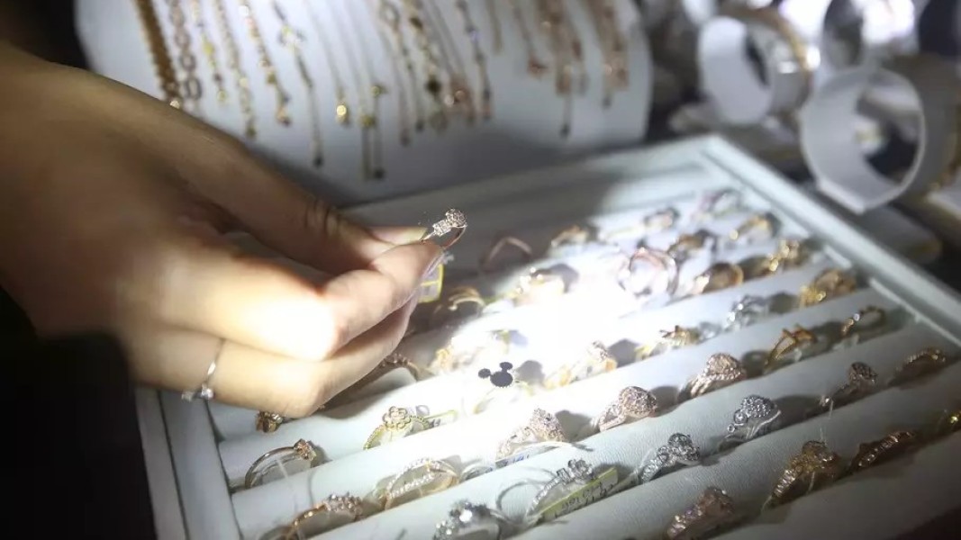 Update Harga Emas Perhiasan Senin 23 Februari 2026 Terkini Lengkap