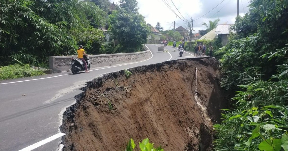 Longsor di Jalan Raya Jatiwangi: Akses Transportasi Terputus Total Akibat Tergerus Arus Sungai Ayong