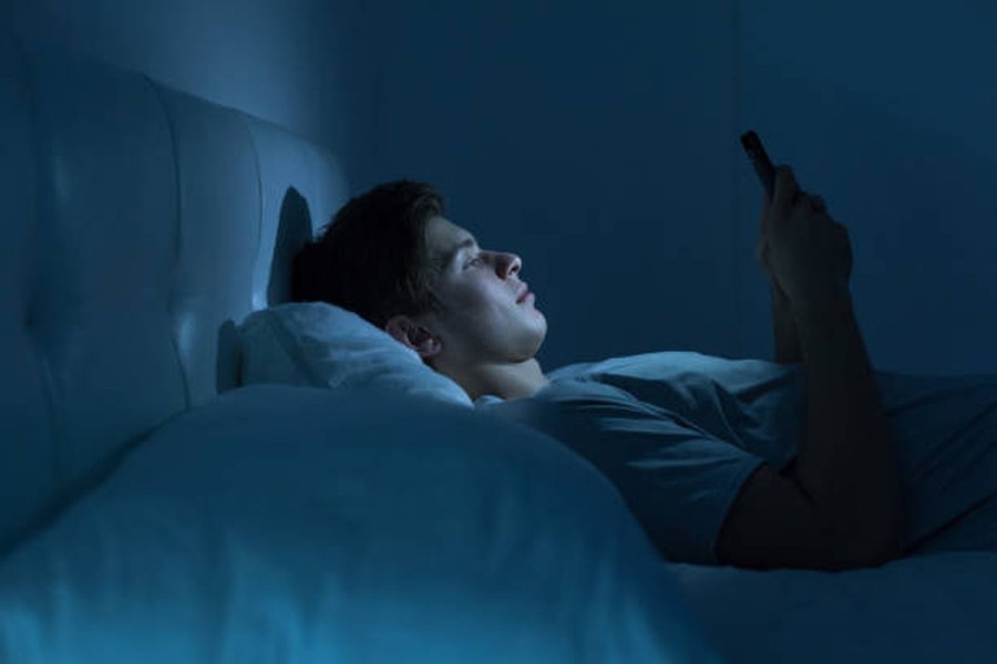 Dampak Buruk Main HP Sebelum Tidur yang Sering Diremehkan