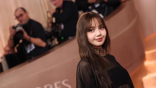 Taruh Lisa BLACKPINK Kenakan Kalung Permata Langka Golden Globes 2026