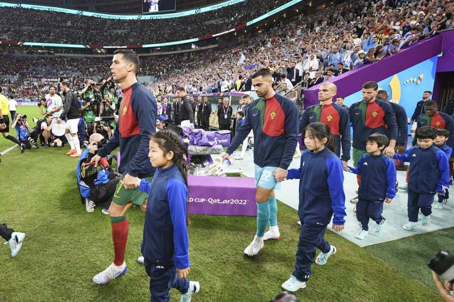 Makna Tradisi Pemain Sepak Bola Masuk Lapangan Bersama Anak Kecil: Dari Liga Inggris hingga Panggung Piala Dunia