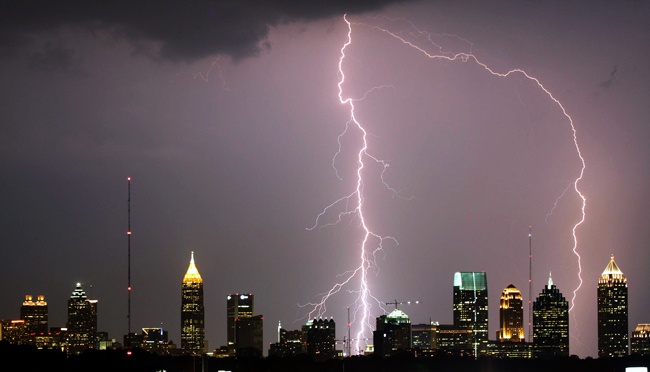 BMKG: Jakarta Berpotensi Hujan Petir pada Senin 1 Desember 2025