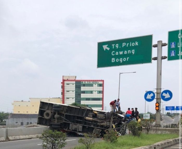 Kecelakaan Hebat di Tol Wiyoto Wiyono adalah Truk dan Minibus Rusak Parah, Lalu Lintas Tersendat