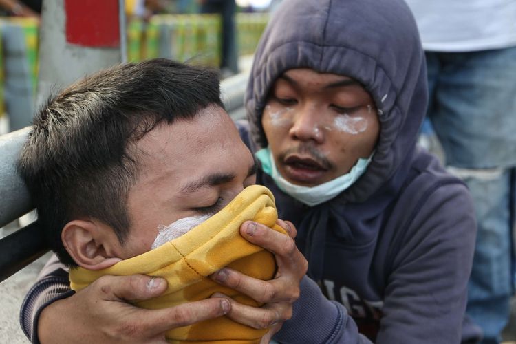 Tips Dokter Pulihkan Kulit Usai Paparan Gas Air Mata