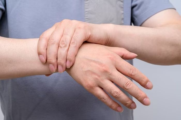 Waspada Pergelangan Tangan Sakit, Bisa Jadi Gejala Asam Urat