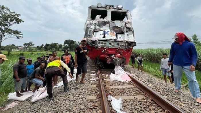 Kecelakaan Kereta Api Tabrak Truk Bermuatan Pupuk di Kediri, 4 Korban Luka-Luka