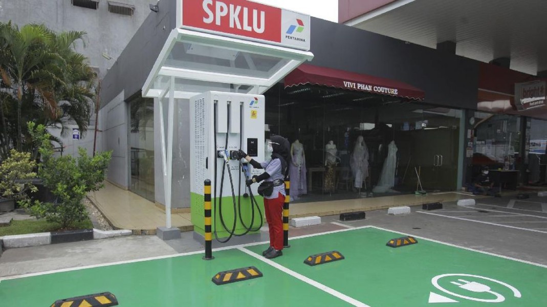Kementerian ESDM Targetkan Pemasangan 63.000 Stasiun Pengisian Kendaraan Listrik Umum (SPKLU) di Indonesia hingga 2030