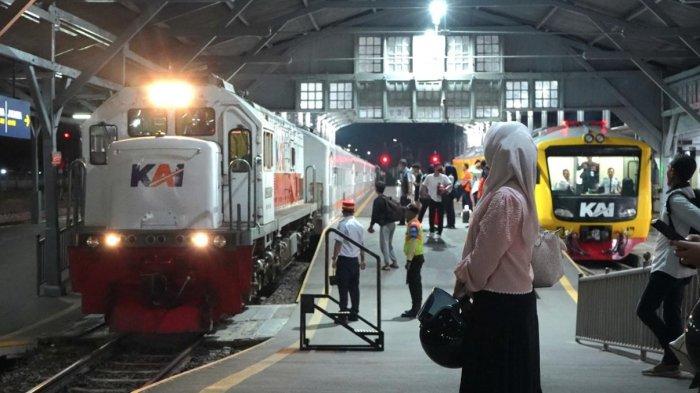 Ribuan Penumpang Memadati Stasiun Bojonegoro di Penghujung Libur Lebaran 2025
