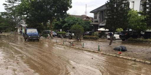 Banjir Melanda Kota Bekasi: Perumahan Elit Kemang Pratama Lumpuh