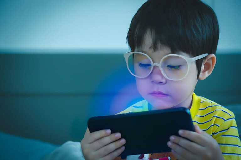 Gadget Picu Tantangan Baru bagi Kesehatan Mata Anak