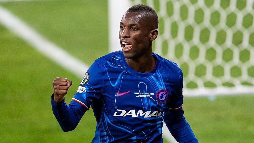 Nicolas Jackson Resmi Berseragam Bayern Munich