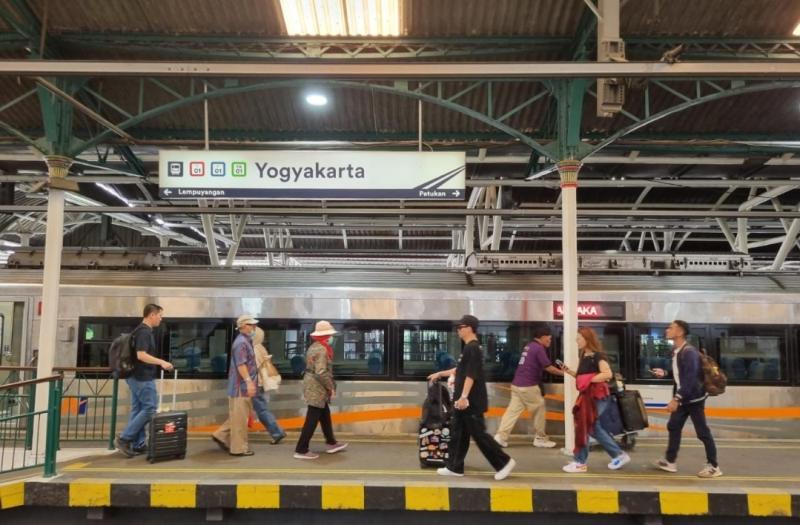 Lonjakan Wisatawan Asing Naik Kereta Api, PT KAI Catat 47.471 Penumpang WNA pada Kuartal I 2025