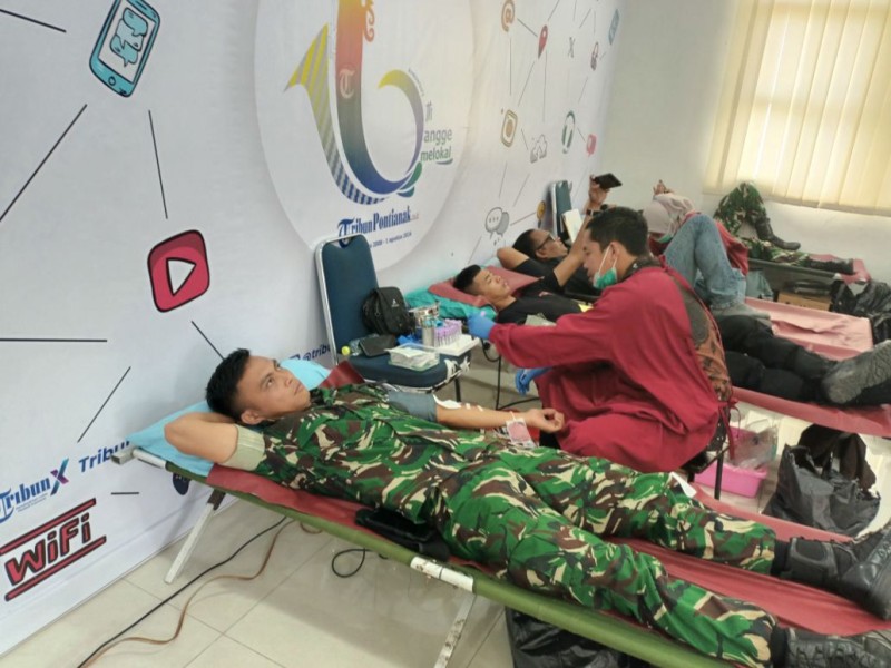 Bhabinkamtibmas Argodadi Berpartisipasi dalam Donor Darah untuk Merayakan Hari Pers Nasional 2025