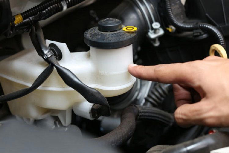 Wajib Tahu! Ini Alasan Mengapa Ganti Minyak Rem Mobil Harus Pakai DOT yang Sama Sesuai Rekomendasi Pabrikan