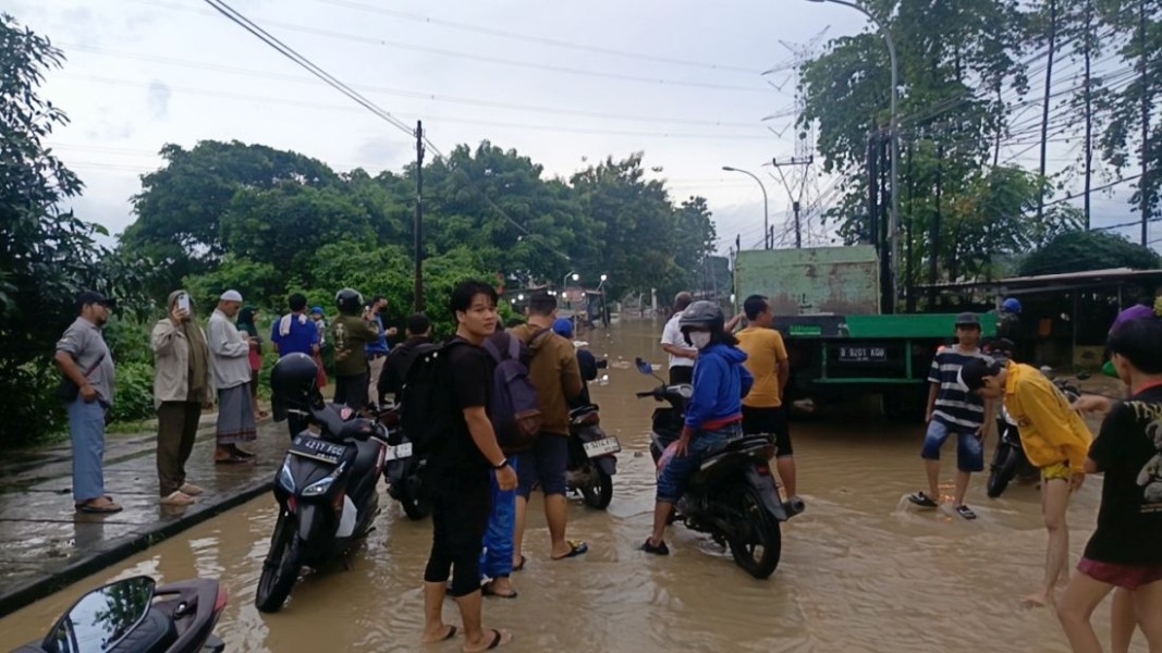 Banjir Menggila di Jalan Perjuangan Babelan, Bekasi: Aktivitas Warga Lumpuh Total