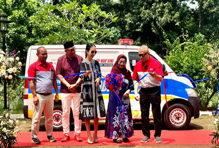 JNE TIKI Hibahkan Ambulans untuk Masyarakat Indonesia