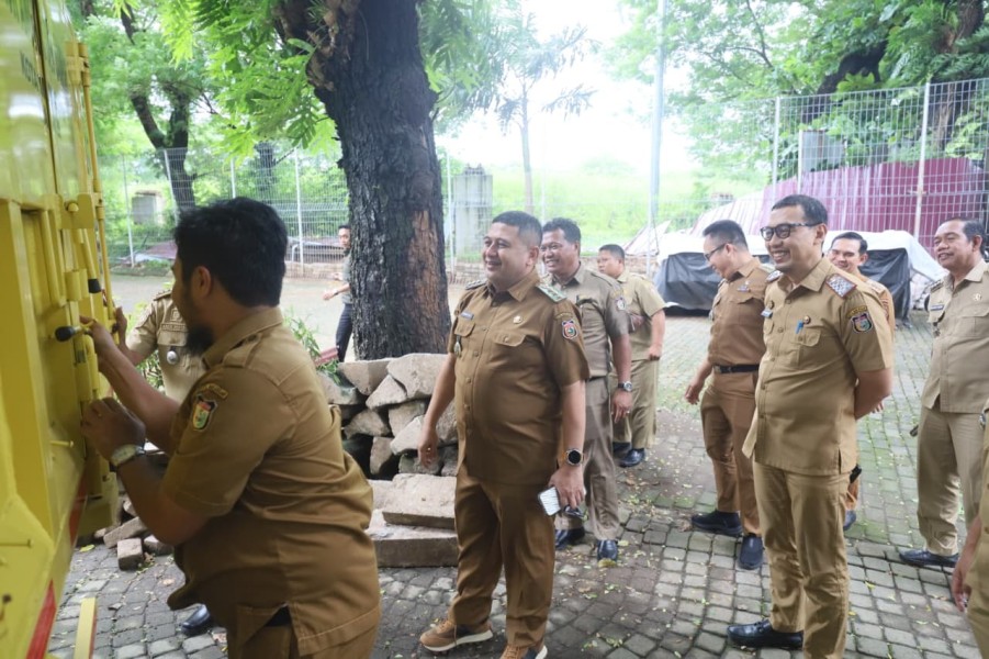 Wali Kota Munafri Tinjau Inovasi Pemuda Makassar Ubah Sampah Plastik Menjadi BBM