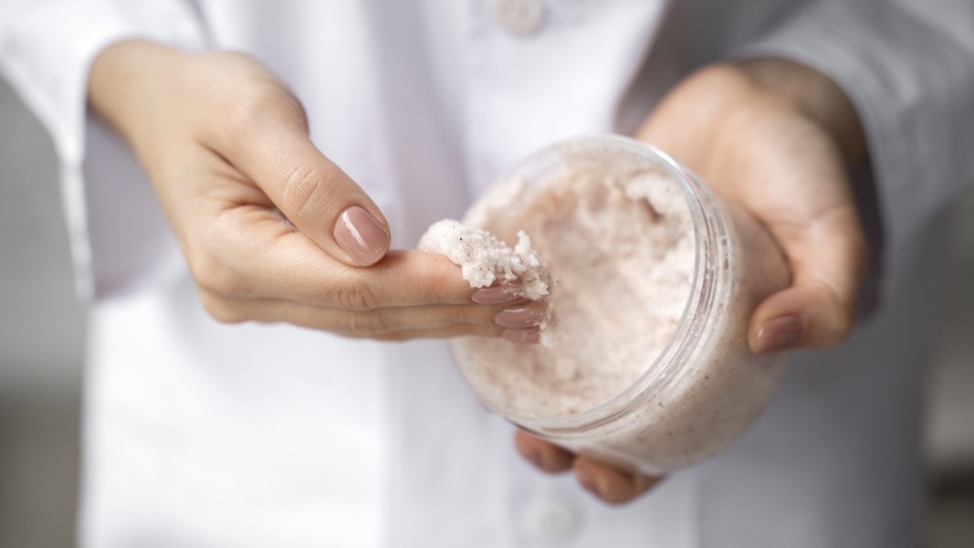 5 Rekomendasi Body Scrub Terbaik untuk Kulit Sensitif yang Aman