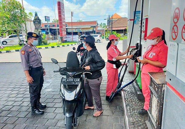 Antisipasi Kelangkaan BBM Polsek Manggis Rutin Sambangi SPBU Yeh Malet untuk Cegah Kecurangan