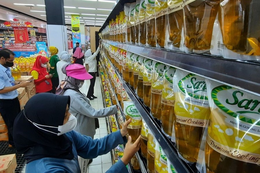 Harga Minyak Jatuh di Tengah Kekhawatiran Tarif AS: Apa Dampaknya bagi Ekonomi Global?