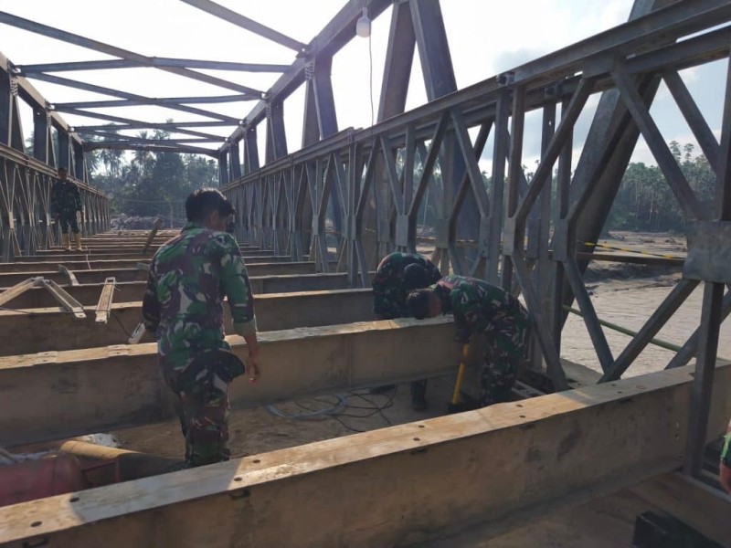 Pemulihan Jalur Langkat Terdampak Bencana, TNI AD Bangun Jembatan Bailey