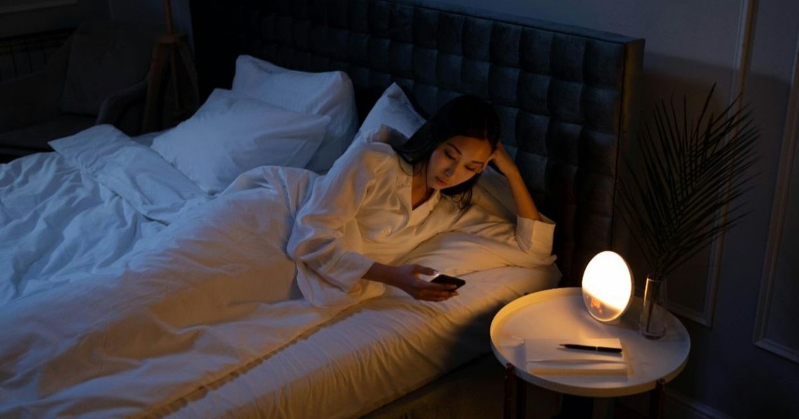 Jaga Kualitas Tidur Dengan Batasi Gadget Malam