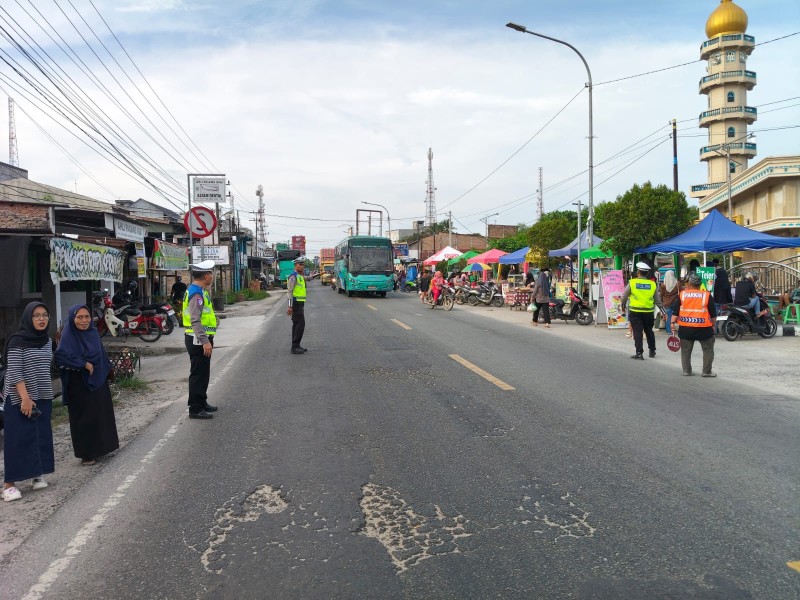 Satlantas Polres Batu Bara Laksanakan Gatur Lalin Di Pasar Takjil Ramadhan