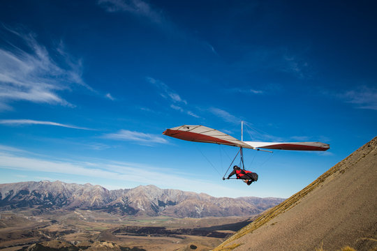 Sensasi Seru Terbang Bebas Pakai Hang Glider