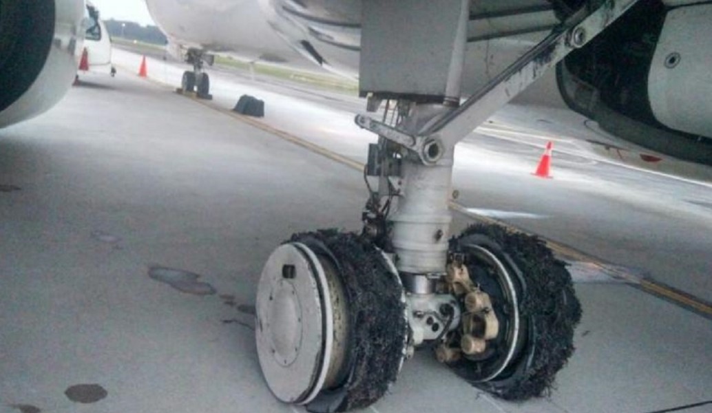 Insiden Ban Pecah, Pesawat Garuda Mendarat Darurat di Bandara RHF Tanjungpinang: 263 Penumpang Selamat
