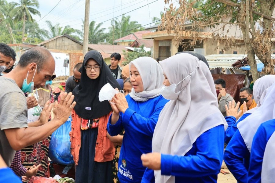 Dosen Unsam Salurkan Bantuan Perlengkapan Tidur Bagi Korban Banjir Tamiang