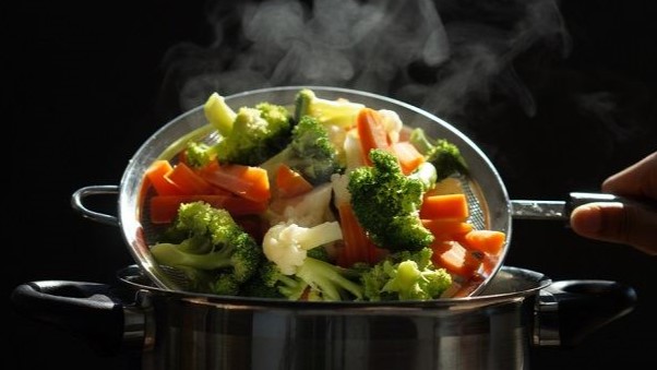 Mengukus atau Merebus Sayur, Mana yang Paling Sehat dan Kaya Nutrisi untuk Tubuh?