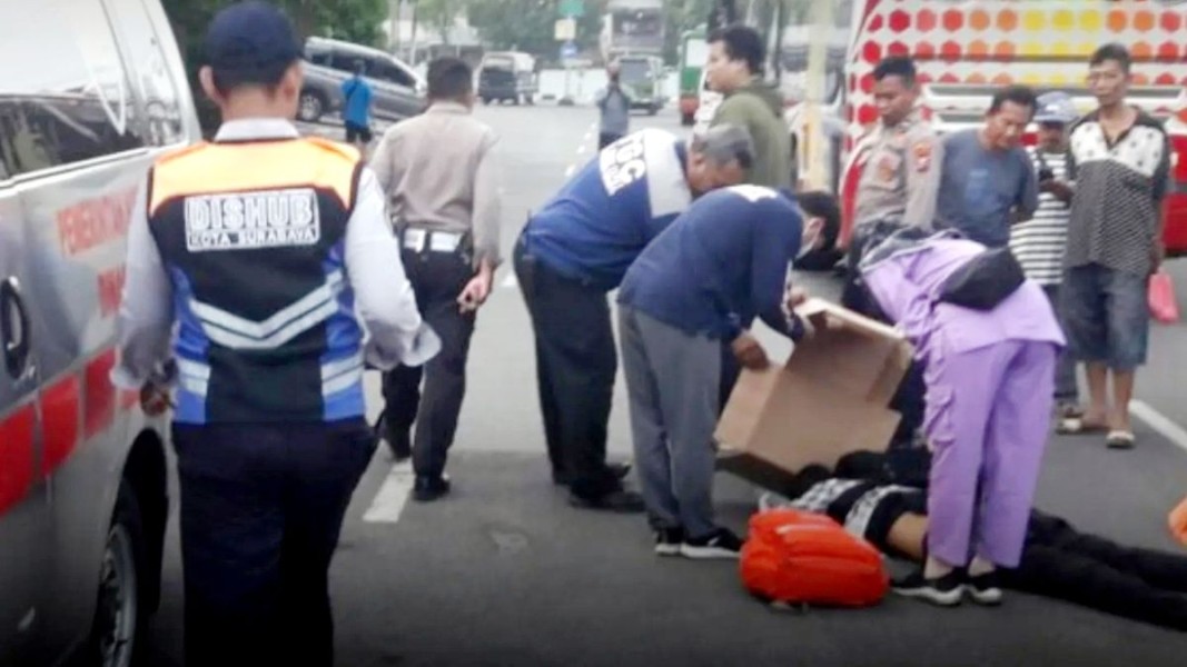 Kecelakaan Tragis di Surabaya: Pejalan Kaki Tewas Tertabrak Suroboyo Bus, Sorotan pada Fasilitas Penyeberangan