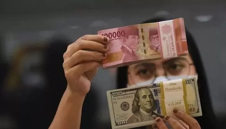Rupiah Tertekan Terhadap Dolar AS, Potensi Fluktuasi Masih Tinggi Hari Ini