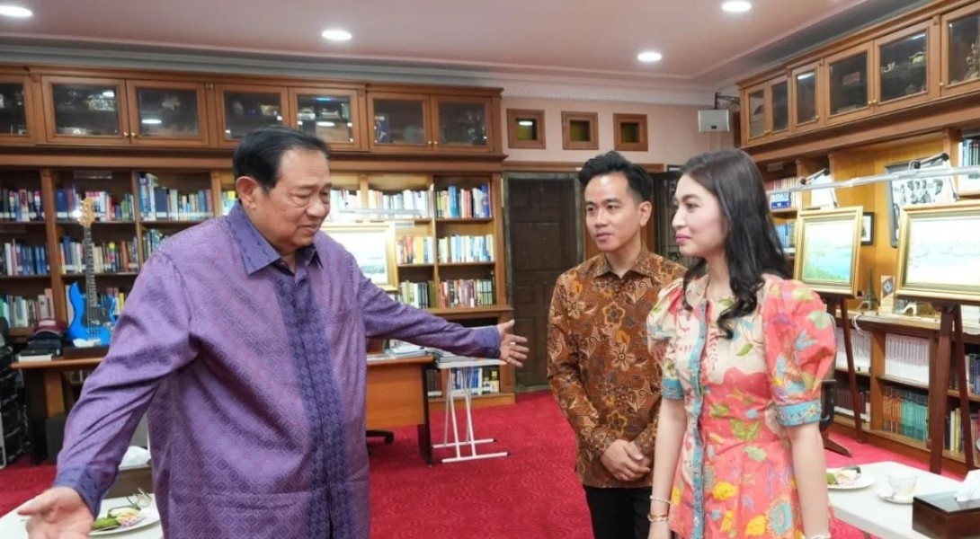 Gibran Berkunjung ke Kediaman SBY Beri Ungkapan Selamat Ulang Tahun Gibran Berkunjung ke Kediaman SBY Beri Ungkapan Selamat Ulang Tahun