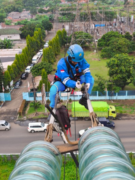 PLN UIT JBB hadirkan jaringan lebih andal melalui perbaikan konduktor SUTT 150 kV Cikupa Suvarna untuk Hari Pelanggan Nasional