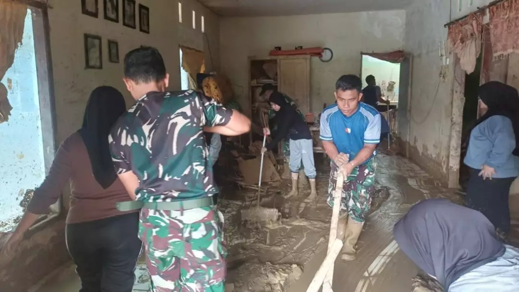 TNI AU Turun Langsung Bersihkan Permukiman Warga Terdampak Lumpur Banjir Sumbar