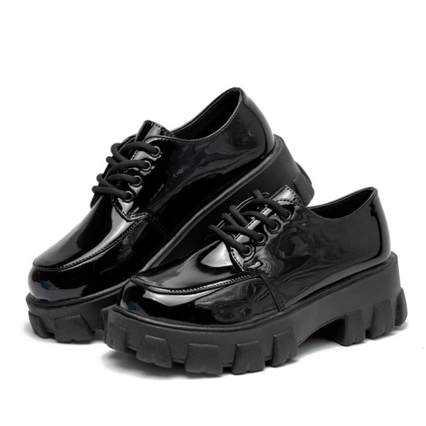 Sepatu Docmart Wanita Original adalah Simbol Fashion Timeless yang Edgy dan Stylish