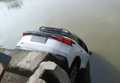 Kecelakaan Mobil Listrik di Surabaya: Terperosok ke Sungai, Tidak Ada Korban Jiwa