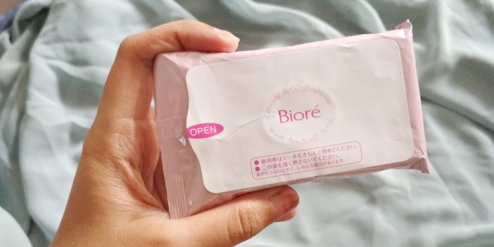 Bersihkan Makeup dengan Aman Menggunakan 7 Tisu untuk Kulit Sensitif