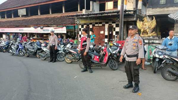 Polsek Manggis Tingkatkan Pengamanan dan Pengaturan Arus Lalu Lintas di Simpang Pasar Ulakan