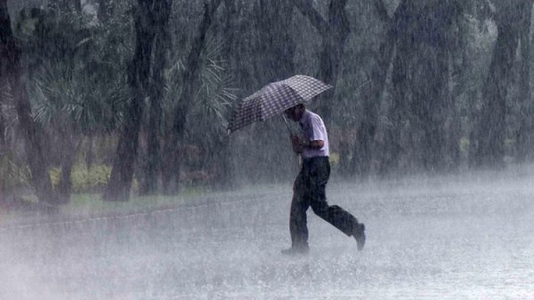 BMKG Waspadai Cuaca Ekstrem: Panas, Hujan Petir, dan Banjir Rob Melanda