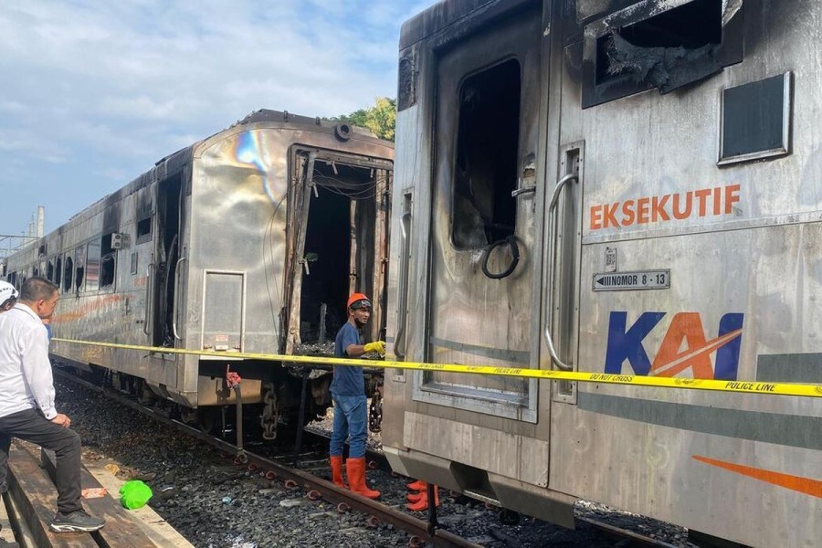 Tiga Gerbong Kereta Api Terbakar di Stasiun Tugu Yogyakarta, Respons Menhub Dudy Purwagandhi dan Upaya Penanganan Kecelakaan