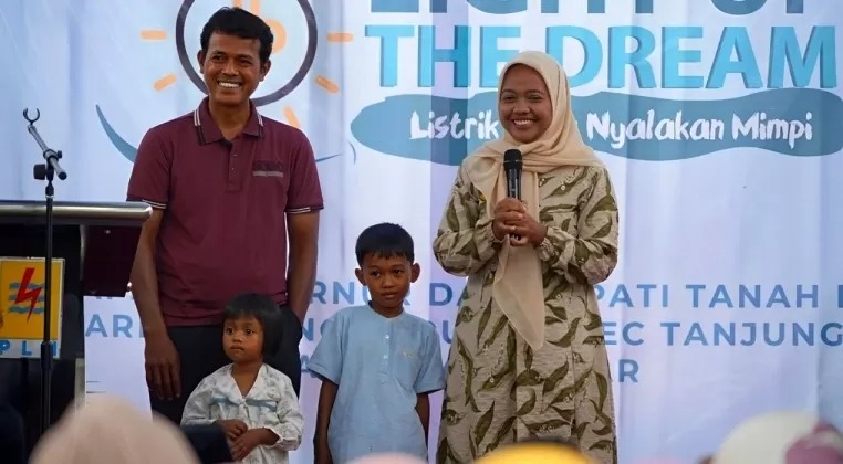 Puluhan Keluarga di Tanahdatar Nikmati Listrik Gratis Awal 2025 melalui Program Light Up The Dream